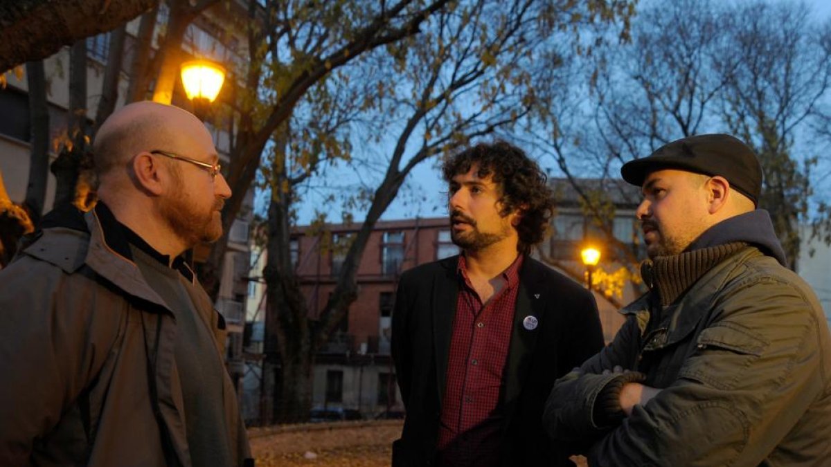 El procurador de IU en las Cortes, José Sarrión (C), junto al candidato de Unidad Popular al Congreso por Segovia, Jacobo Peña (I), y el concejal de IU en Segovia, Ángel Galindo (D)-Ical
