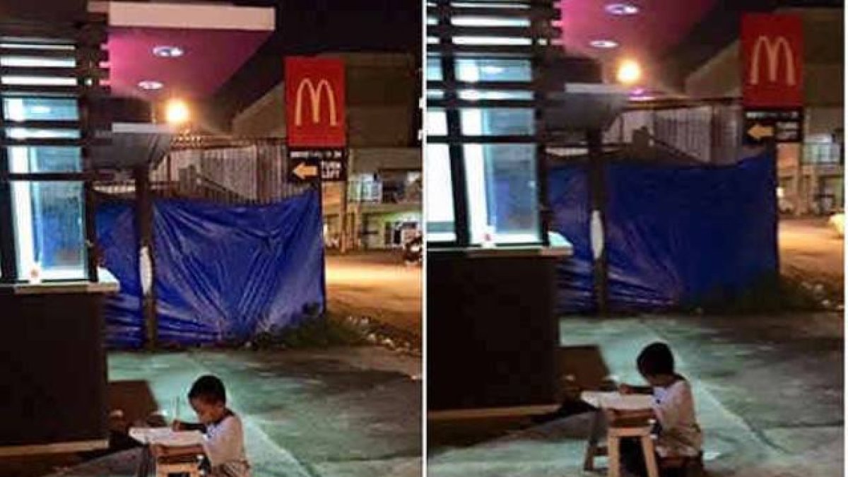 El pequeño de ocho años estudia todas las noches aprovechando la luz del restaurante de comida rápida porque su casa fué destruida por un incendio-Foto: FACEBOOK / JOYCE GILOS TORREFRANCA
