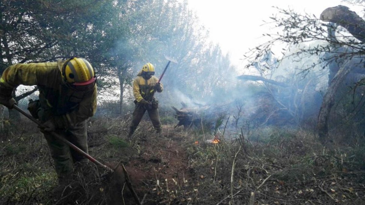Labores de extinción del incendio.-ICAL