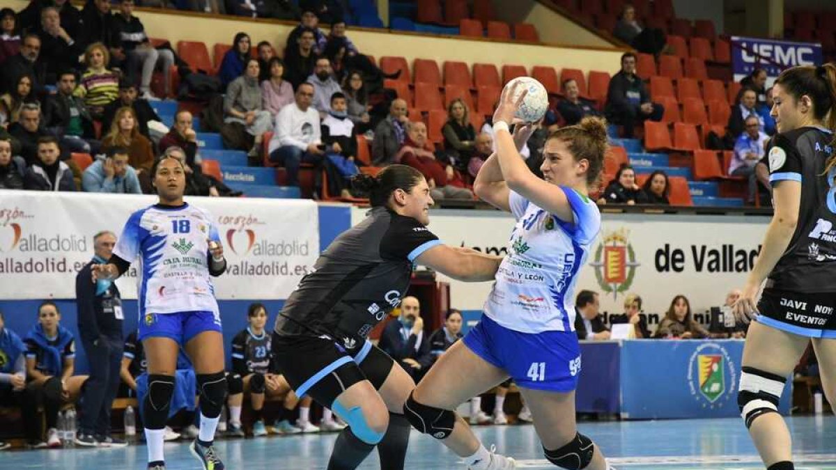 Una defensa de Oviedo trata de frenar a Bergara. / V. G. DE GARIBAY