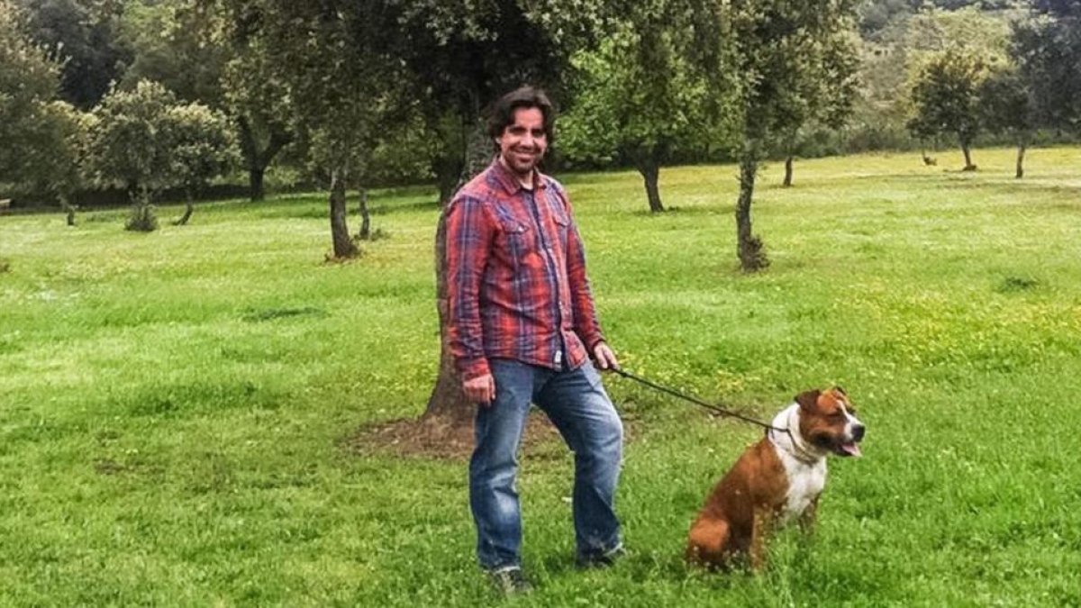 Vicente Fernández, director de 'Amores perros', con su propia mascota, Pancho.-MEDIASET