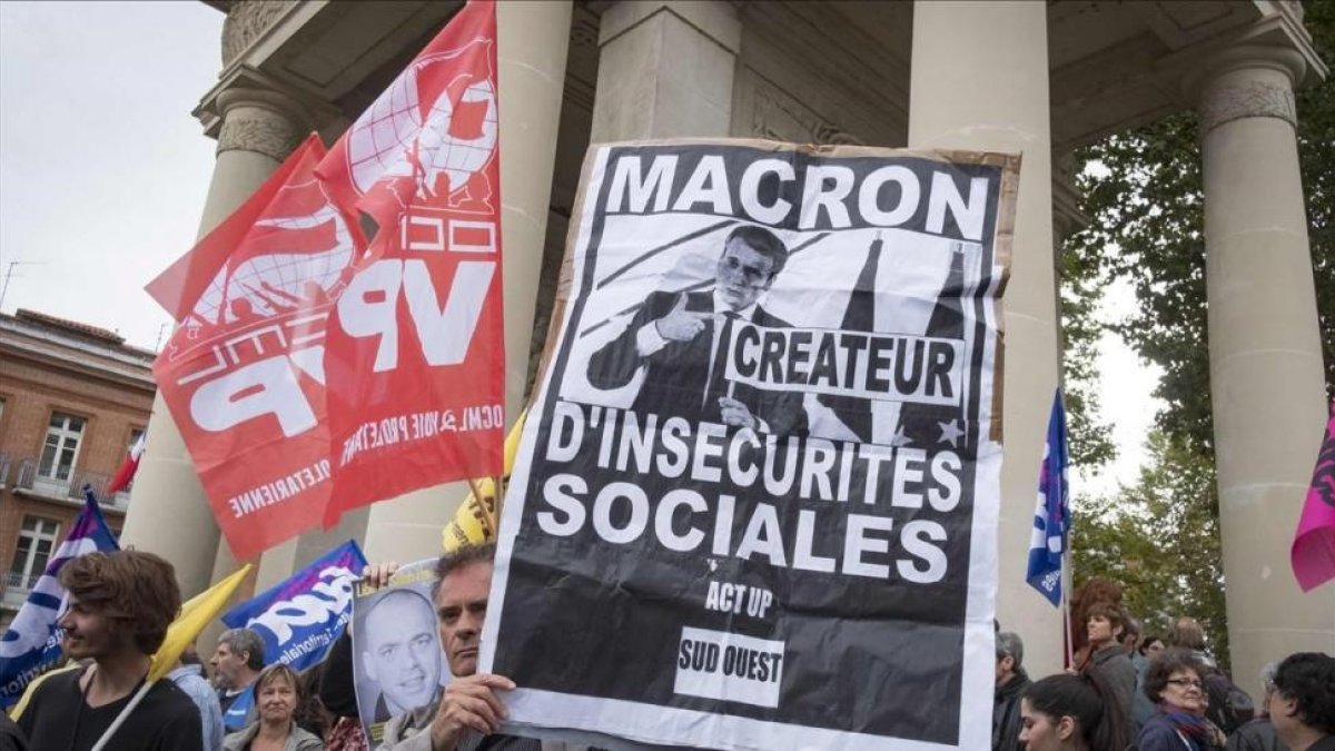 Un grupo de personas protesta contra la reforma laboral durante la visita que ha hecho a Toulouse el presidente Emmanuele Macron-AFP / ERIC CABANIS