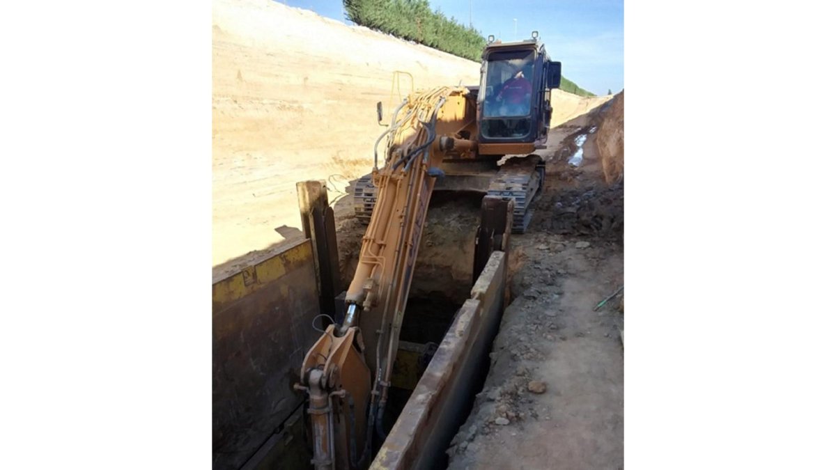 Obras de construcción del colector que completa la depuración del alfoz de Valladolid.- E. M.