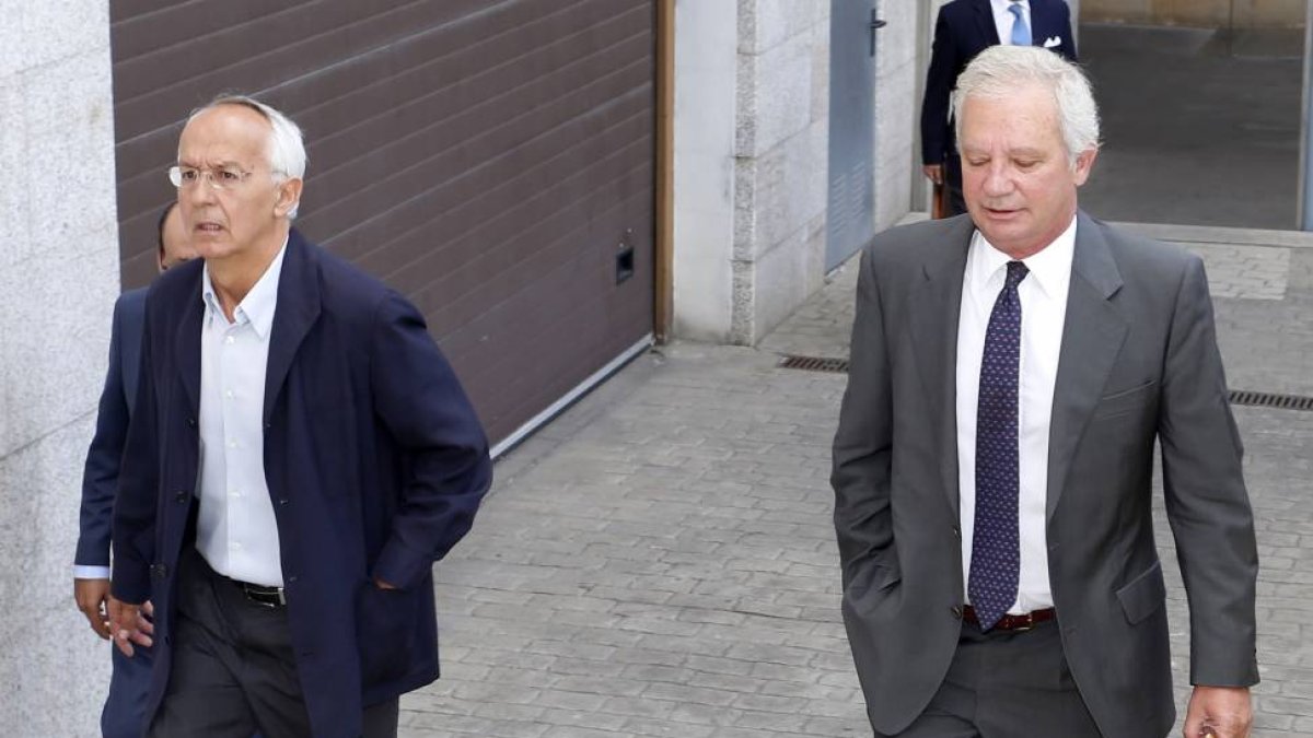 El presidente de la Hullera Vasco-Leonesa, Antonio del Valle (D), a su salida de los juzgados tras declarar sobre el accidente en el pozo Emilio del Valle en el que fallecieron seis mineros-Ical