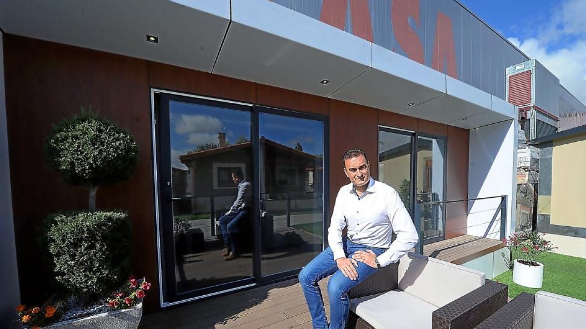 El propietario de Eurocasa, José Ramón Santamaría, junto a una vivienda.-ISRAEL L. MURILLO
