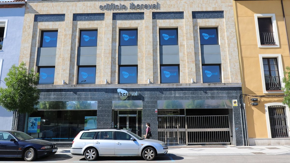 Exteriores de las oficinas de Iberaval en la calle Estación de Valladolid. EL MUNDO