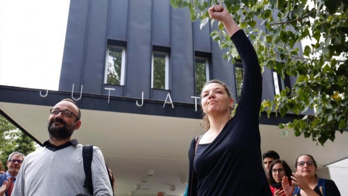 La alcaldesa de Berga, Montse Venturós, a su salida de los juzgados junto a su abogado, el exdiputado de la CUP Benet Salellas, en noviembre del 2016.-PERIODICO (AFP / PAU BARRENA)
