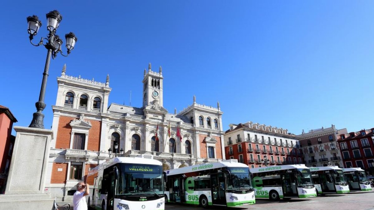 Presentación de los nuevos autobuses híbrido-eléctricos de Auvasa.-ICAL