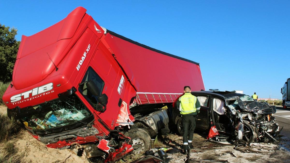 Estado del camión y del turismo accidentados después de la colisión en la N-620, en la localidad de Fuentes de Oroño.-E.M.