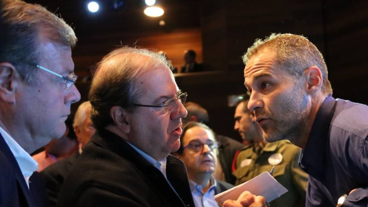 uan Vicente Herrera habla con un minero qe interrumpe el acto electoral del PP en León-Ical
