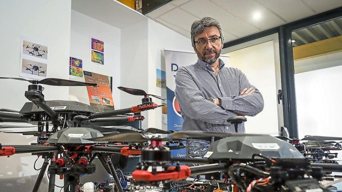 Enrique Miguelsanz, fundador de Drontecnic, con algunas de sus creaciones en las instalaciones de su empresa en la localidad vallisoletana de Laguna de Duero.-PHOTOGENIC / MIGUEL ÁNGEL SANTOS
