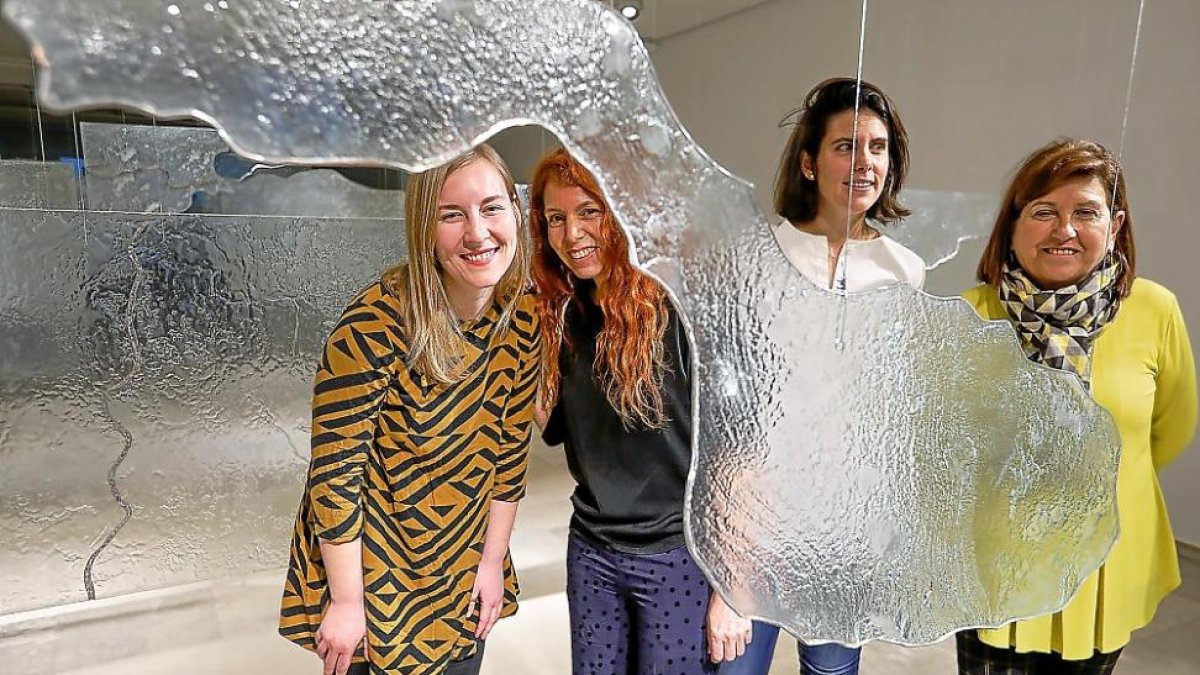 Ana Kovacic, Bettina Geisselmann, Naiara Valdano y Victoria Soto, ayer, junto a una de las obras.-J.M. LOSTAU