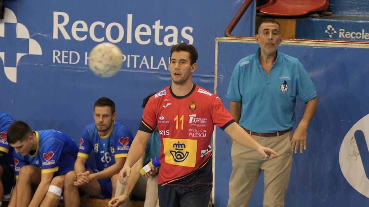 Partido amistoso del Recoletas Asobal ante la selección española júnior del vallisoletano Alejandro Pisonero