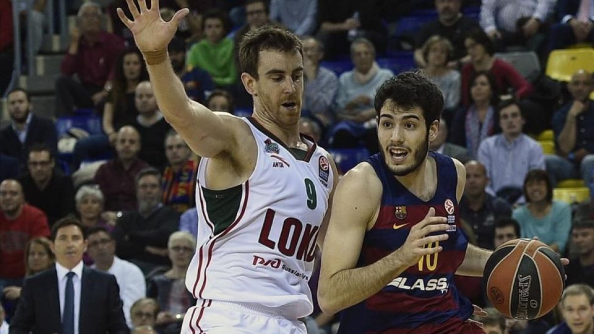 Abrines, en un partido europeo esta temporada, ante Claver, su posible relevo en el Barça-LLUIS GENE / AFP