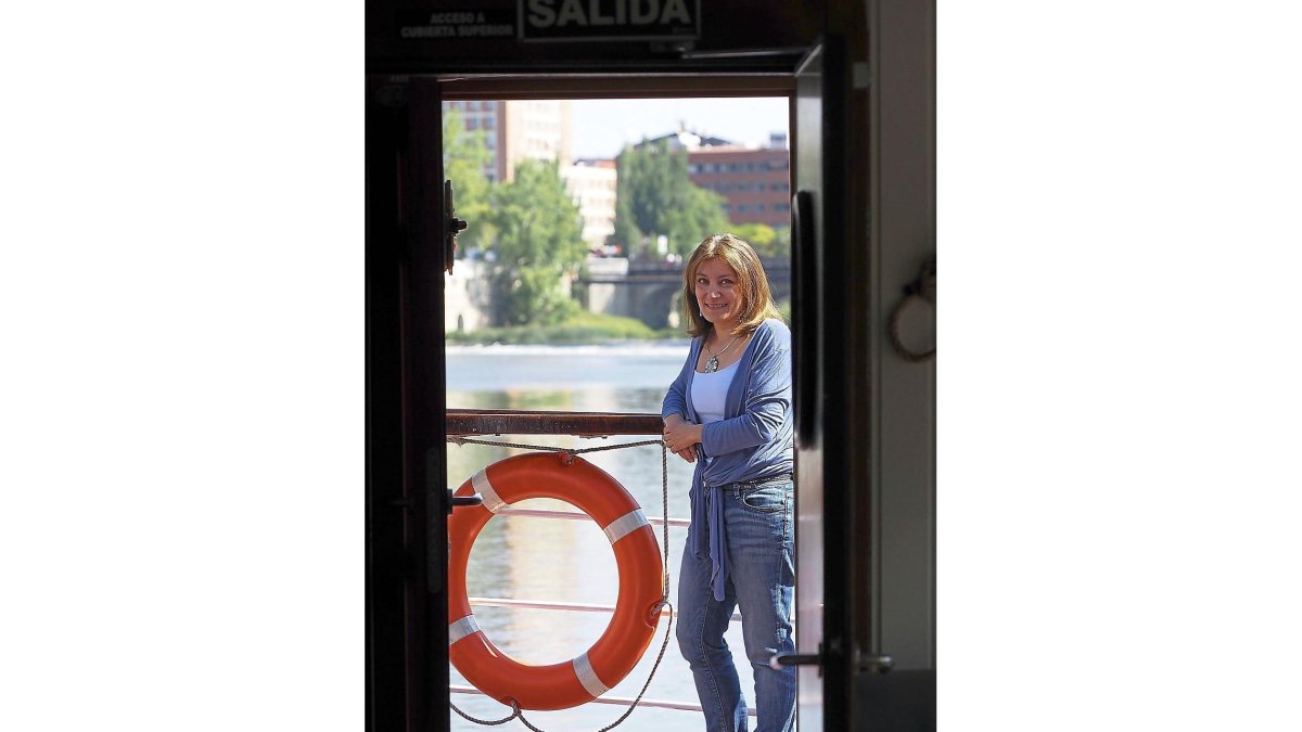 Isabel García Sanz posa a espaldas del río desde La Leyenda del Pisuerga.-M.Á. SANTOS