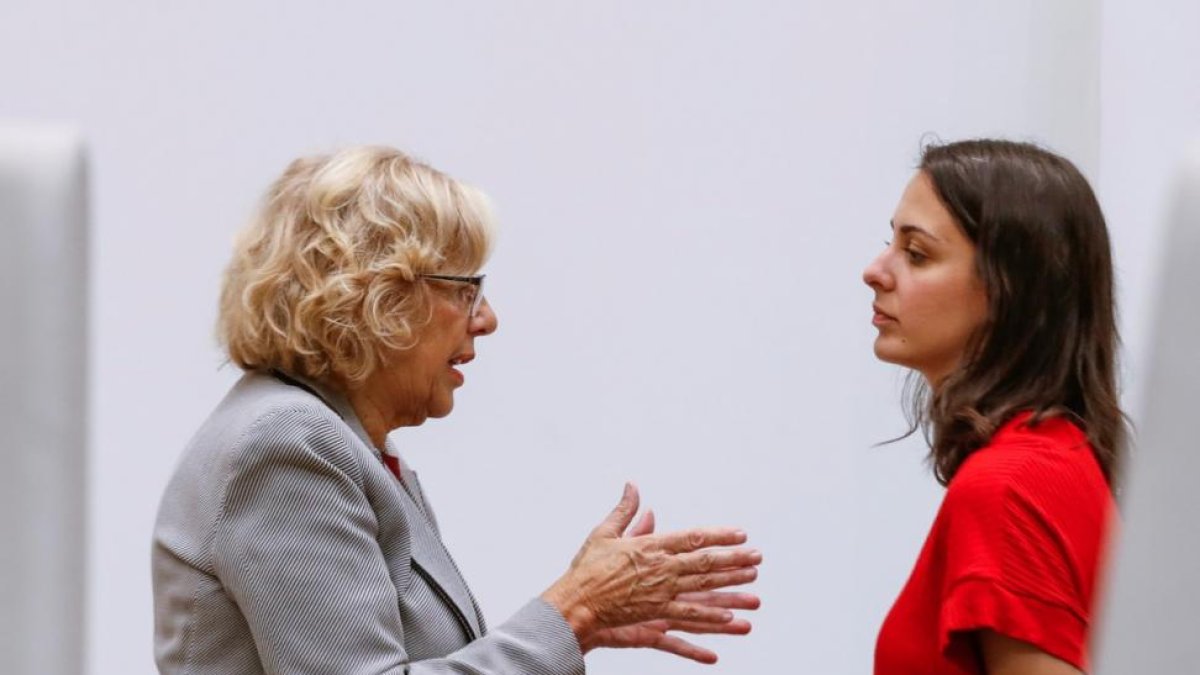 La alcaldesa de Madrid Manuela Carmena conversa con al inicio de la sesión ordinaria del Pleno-EMILIO NARANJO (EFE)
