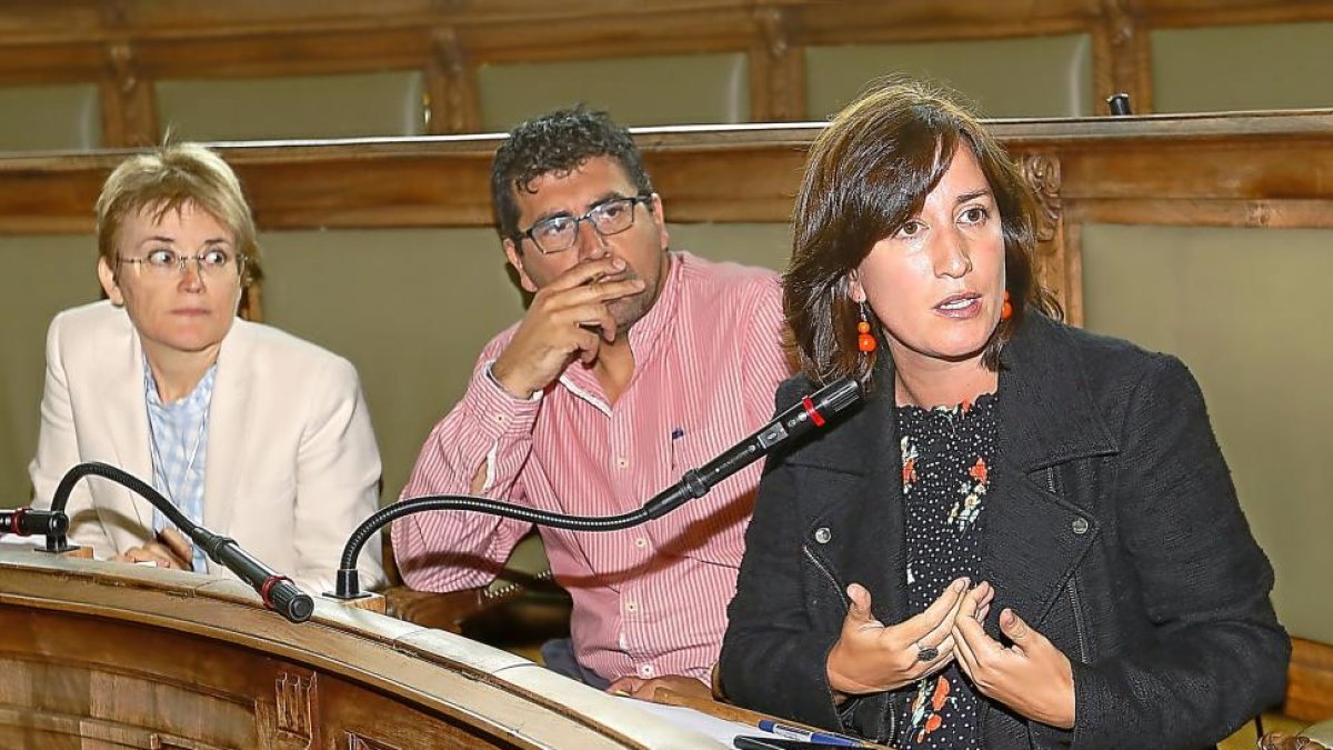 La concejala María Sánchez interviene en el último pleno junto a su compañeros Alberto Bustos y Rosalba Fonteriz.-J.M. LOSTAU