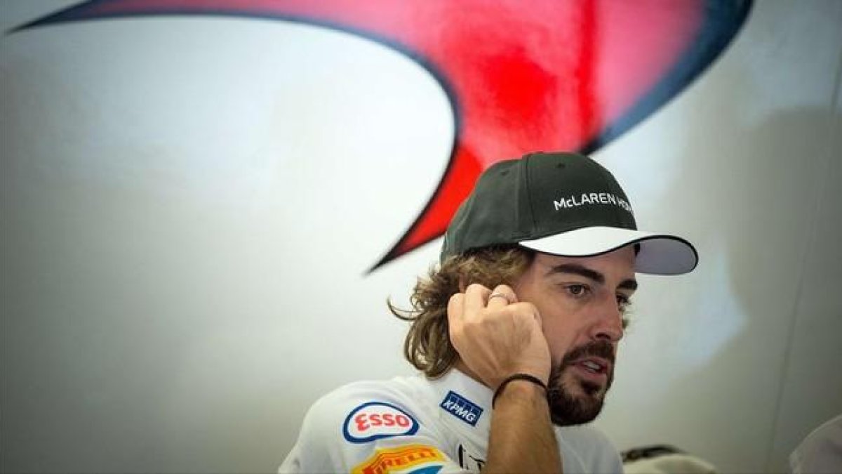 Fernando Alonso, ante el box de McLaren en el Gran Premio de Rusia.-AFP / ANDREJ ISAKOVIC