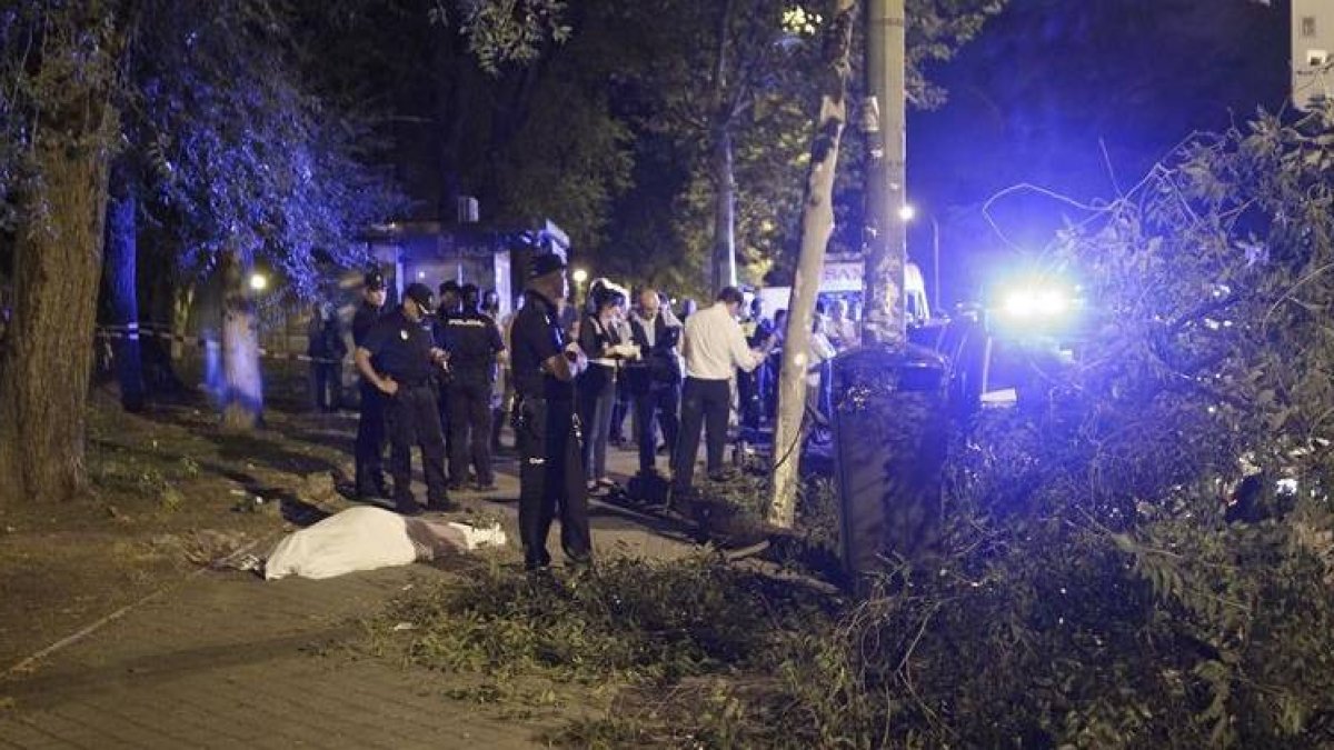 Un hombre de 72 años ha fallecido esta noche en Madrid al ser golpeado por la rama de un árbol cuando caminaba por la calle Virgen de las Viñas, en el barrio de Santa Eugenia del distrito de Villa de Vallecas.-Foto: EFE / ALBERTO MARTÍN