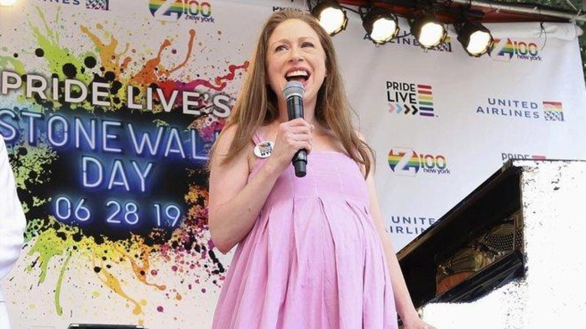 Chelsea Clinton, embarazadísima, el pasado 28 de junio en Nueva York.-AP / GREG ALLEN