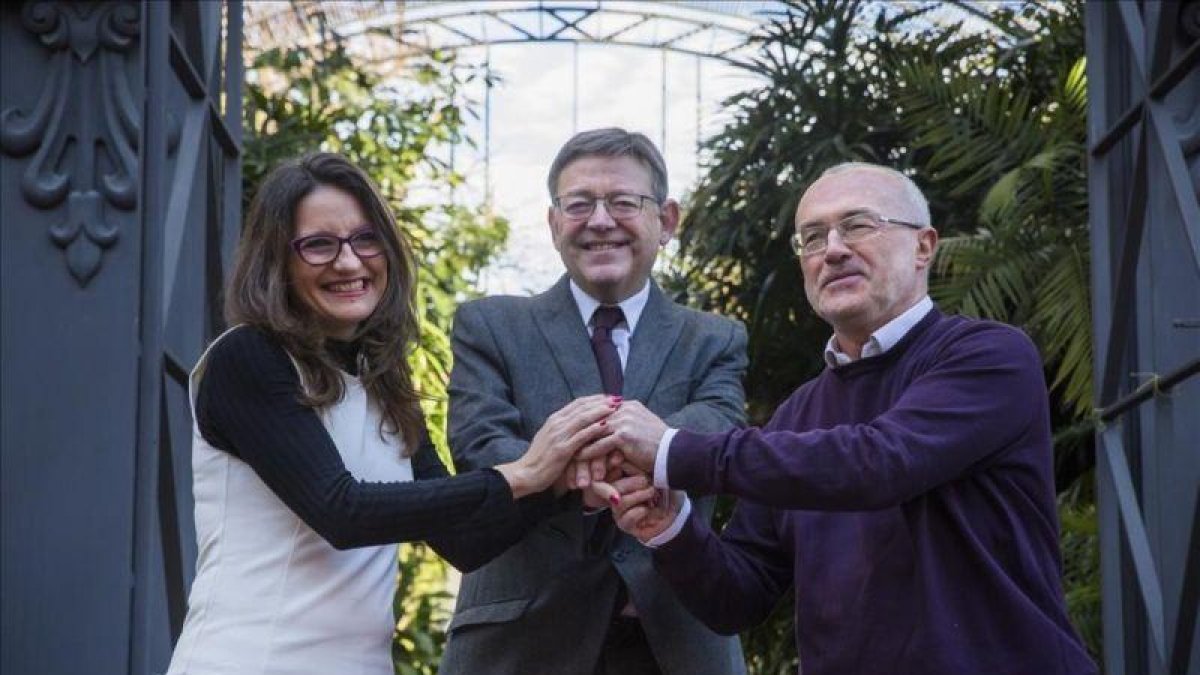 Mónica Oltra (Compromís), Ximo Puig (PSPV) y Antonio Montiel (Podemos), en el Jardí Botànic de Valencia.-MIGUEL LORENZO