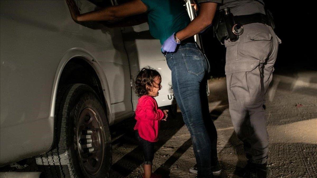 Yana, de Honduras, llora mientras su madre, Sanda Sánchez, es registrada por un agente fronterizo en McAllen, Texas, Estados Unidos.-JOHN MOORE (GETTY IMAGES)