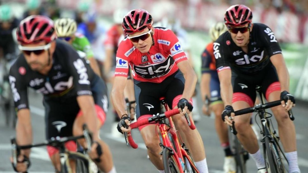 Froome, arropado por sus compañeros del Team Sky, en la última etapa de la Vuelta 2017.-/ AFP / JOSE JORDAN