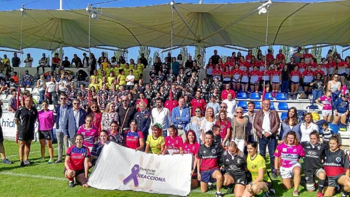 Jugadoras, directivos y autoridades posan ayer en Pepe Rojo antes del inicio del Torneo.-E.M.