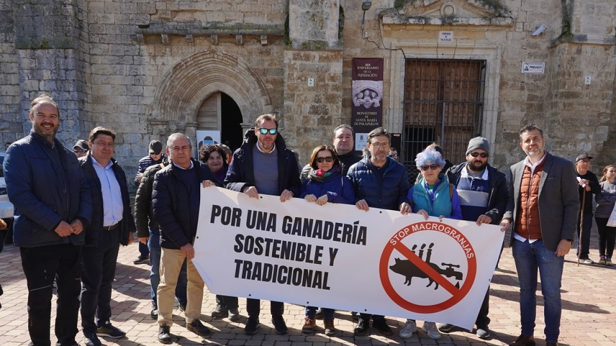 Marcha vecinal contra una macrogranja porcina en Corcos del Valle.- ICAL