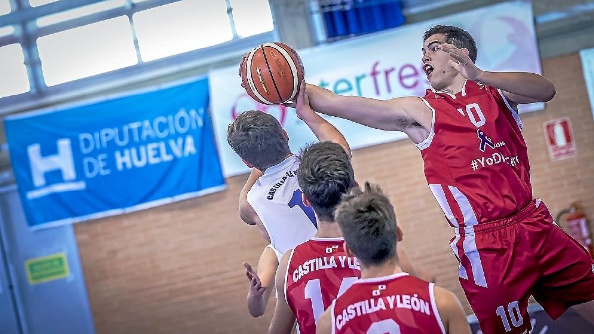 AdriánFroufe realiza un espectacular tapón a un rival de Castilla-La Mancha.-FEB