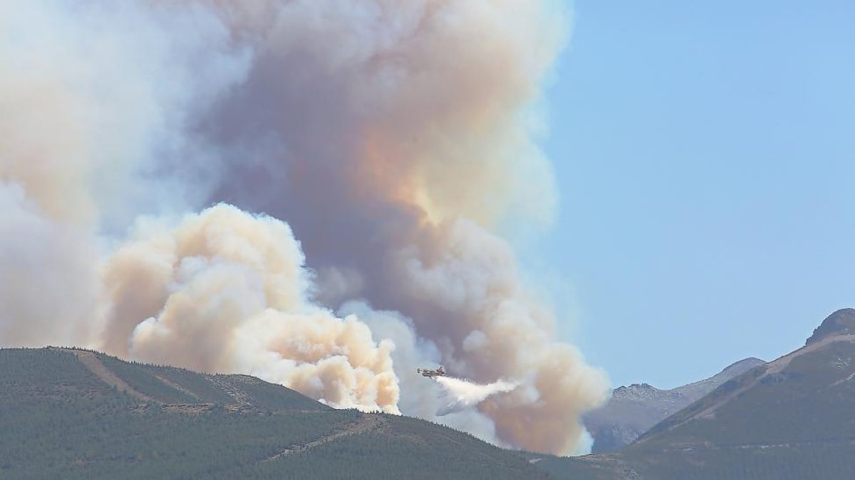 Imagen de un avión intentado sofocar el fuego de carácter intencionado de Encinedo, que ayer alcanzó el nivel 2 de peligrosidad.-ICAL