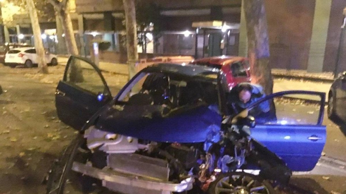 Accidente de un coche contra una farola en Arco de Ladrillo, Valladolid-@PoliciaVLL