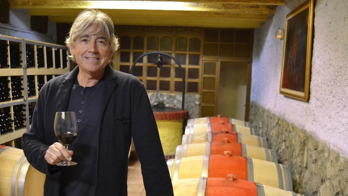 Jesús Ramiro, en la nave de barricas de su bodega vallisoletana del Camino Viejo de Simancas.-ARGI