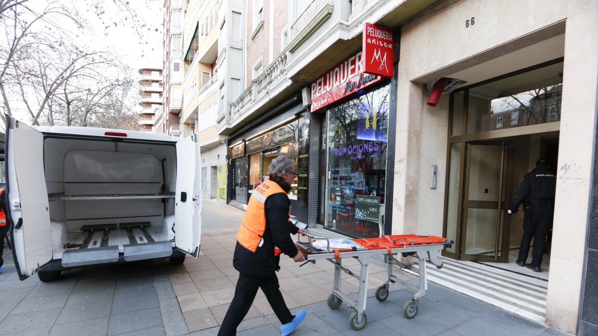 Acceso de una camilla al portal número 66 del Paseo de Zorilla.- JOAQUÍN RIVAS