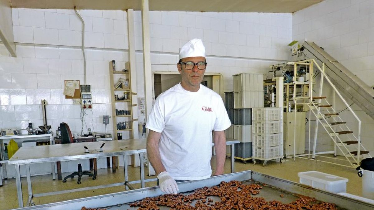Ferrrando Sarralde con almendras garrapiñadas, en el momento en que se ponen a enfriar-EL MUNDO