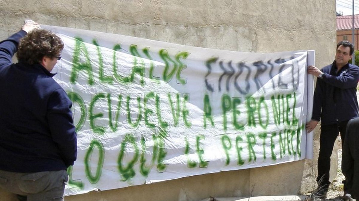 Pancarta desplegada el 15 de mayo de 2016 en la romería del Cautivo en Almenar.-MARIO TEJEDOR