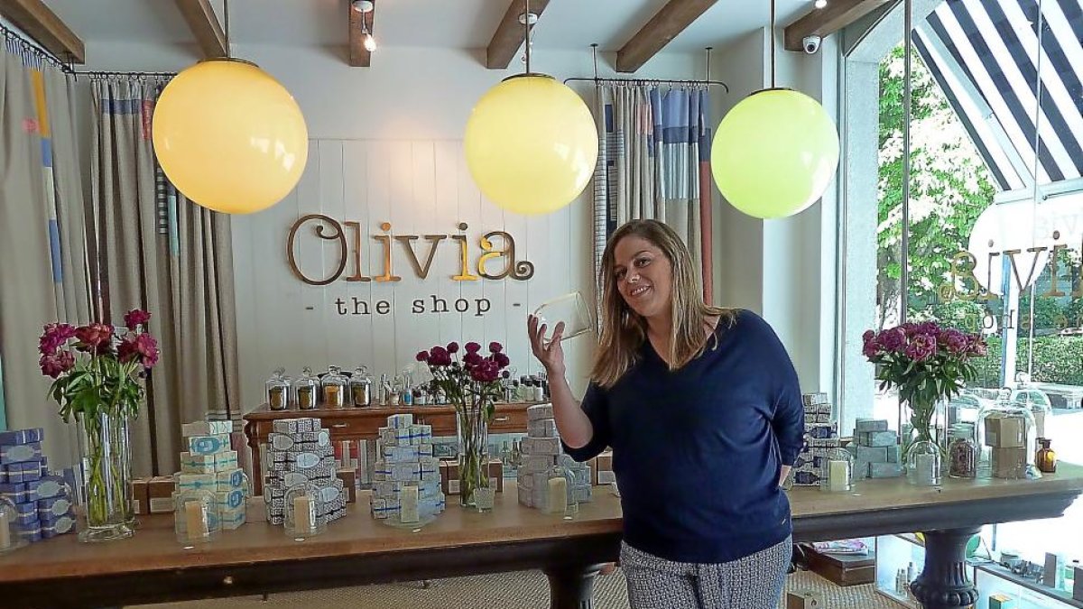Paula González enseña los jabones que elabora y vende Olivia the shop.-T. S.