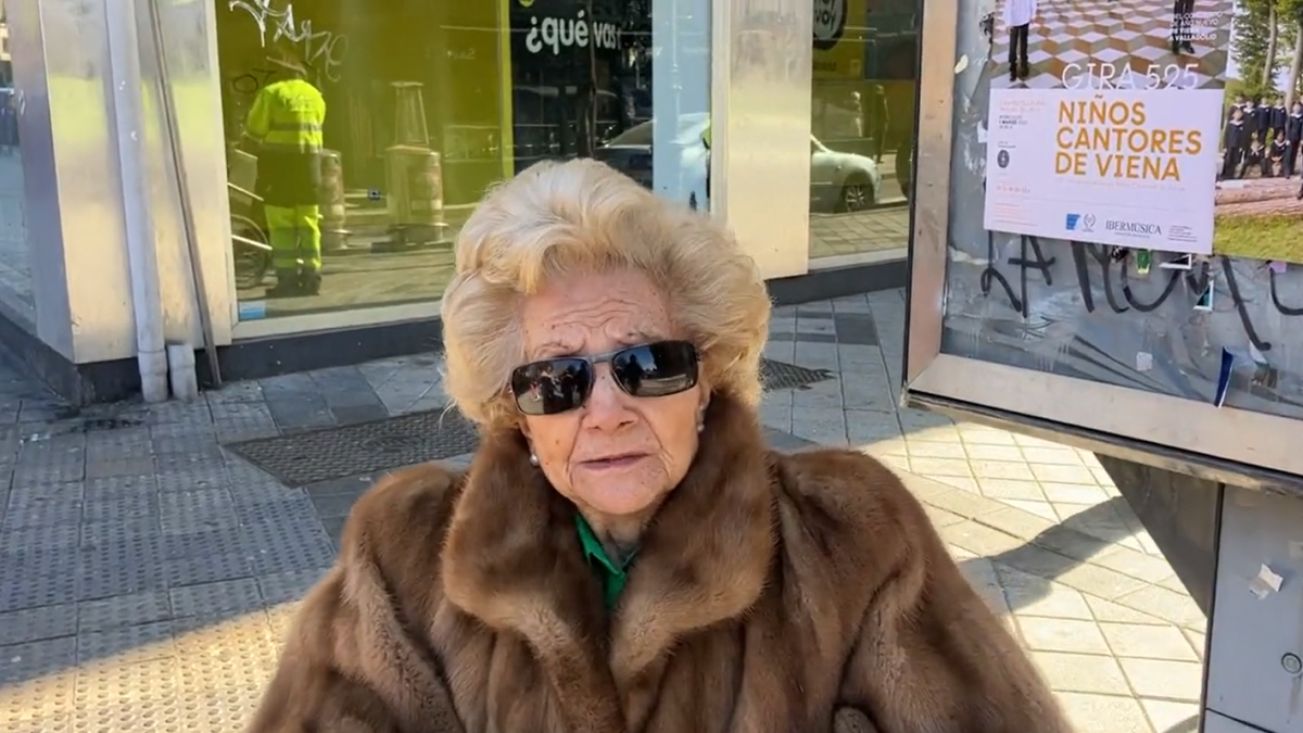 Vecina de Poniente pide a Óscar Puente que retire una cabina. -E.M.