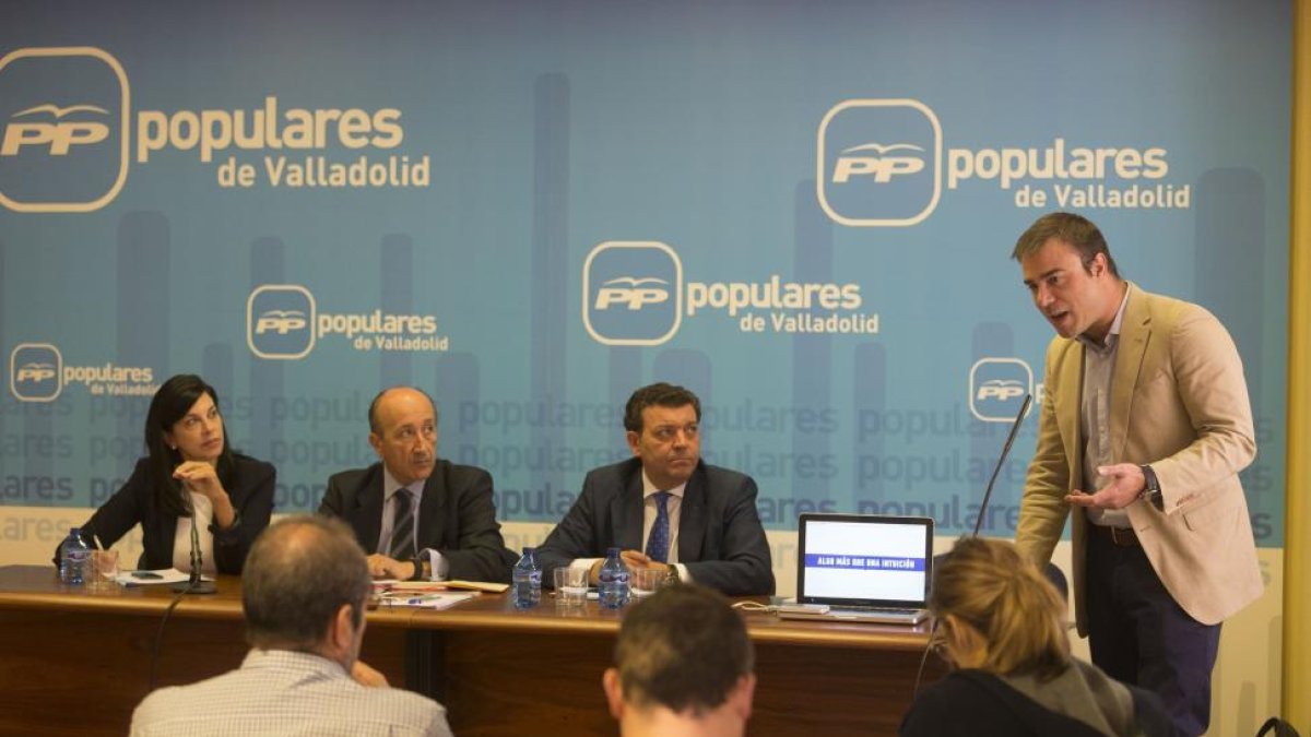 El PP de Valladolid hace balance de la actividad parlamentaria de la legislatura. En la imagen, Miguel Ángel Cortes (2I), Arenales Serrano (I), Ildefonso Pastor (D) y Luis Miguel González Gago (2D).-ICAL