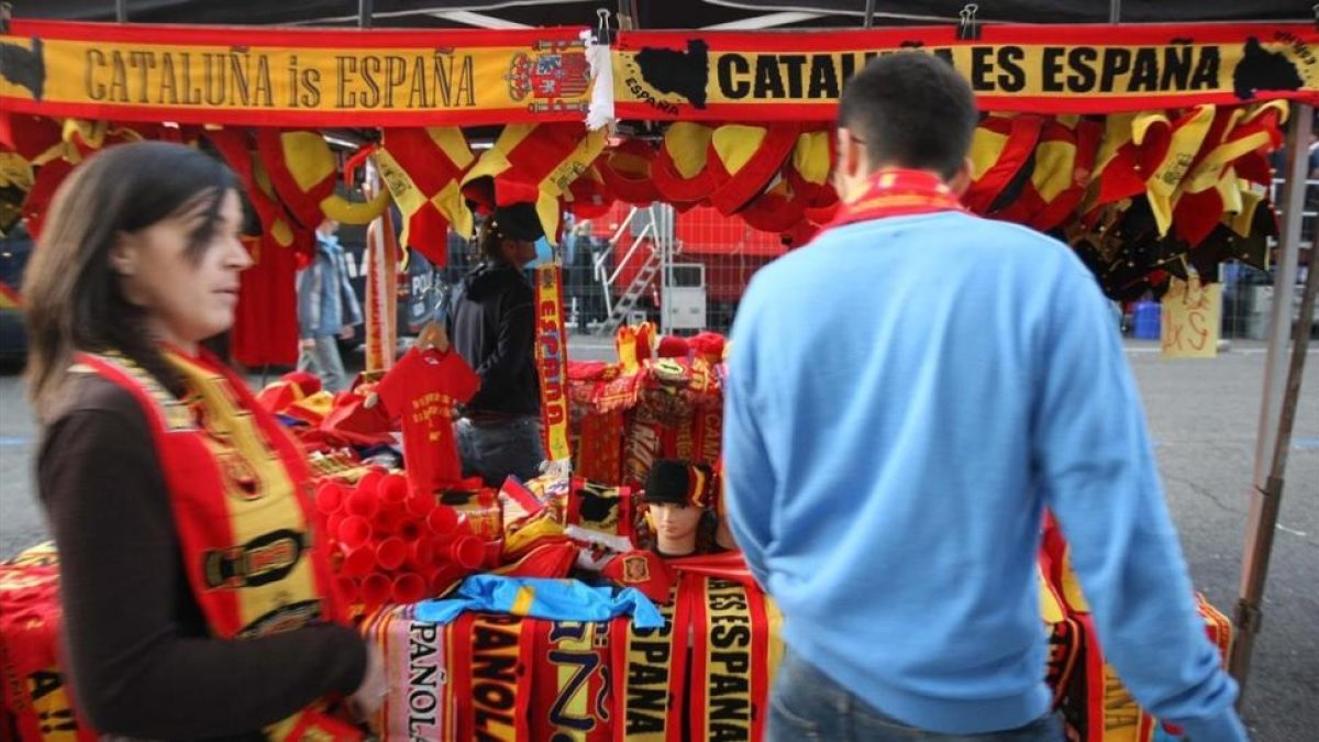 Un puesto de venta de objetos de la selección española junto al Vicente Calderón.-DAVID CASTRO
