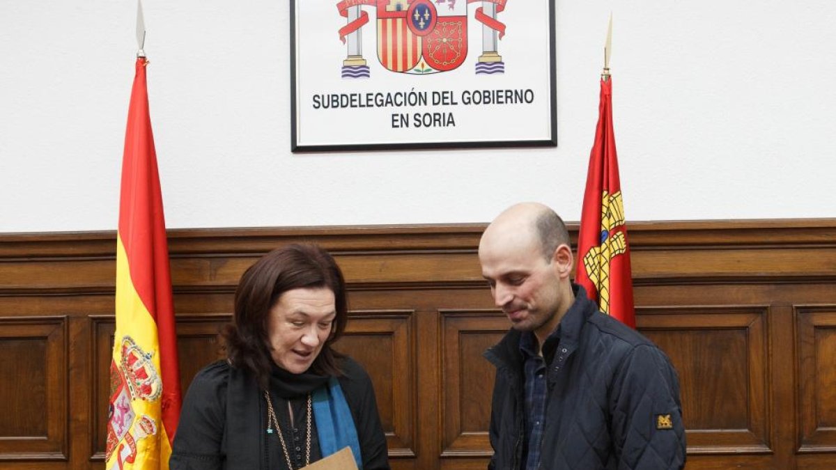 Un representante de los vecinos de Vinuesa entrega firmas a María José Heredia, subdelegada de gobierno en Soria, para que se ponga freno a la recolección furtiva.-Ical