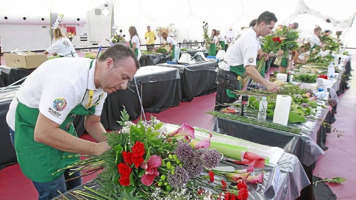 Participantes de toda España compiten por el título de Mejor Artesano Floral.-J.M. Lostau