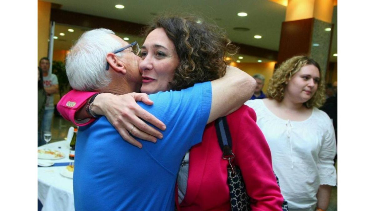 La candidata del PP a la Alcaldía de Ponferrada, Gloria Merayo, tras conocerse los resultados electorales del partido.-Ical