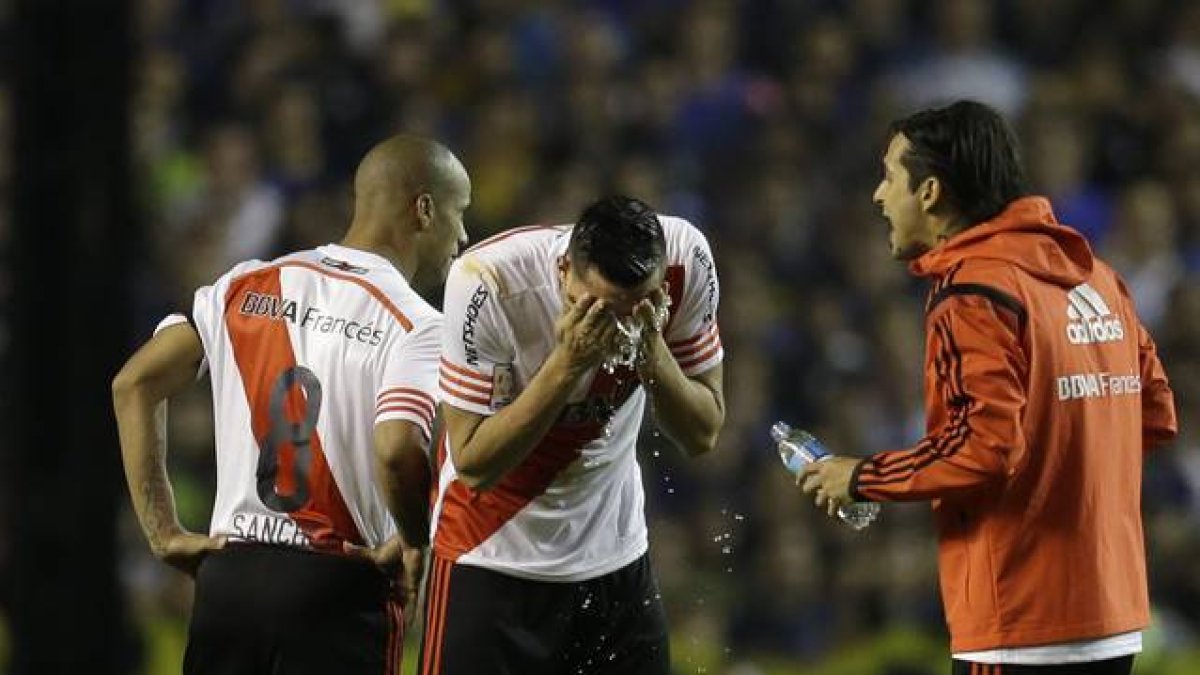 Ramiro Funes Mori, del River, se lava la cara con agua tras ser atacado con gas pimienta, el jueves en Buenos Aires.-Foto: AP / VICTOR R. CAIVANO