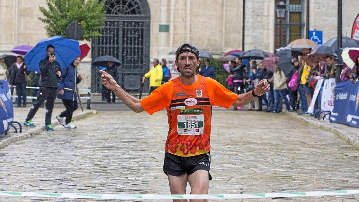 Óscar Fernández Giralda celebra su victoria en la 1/2 Media Maratón Universitaria.-MIGUEL ÁNGEL SANTOS