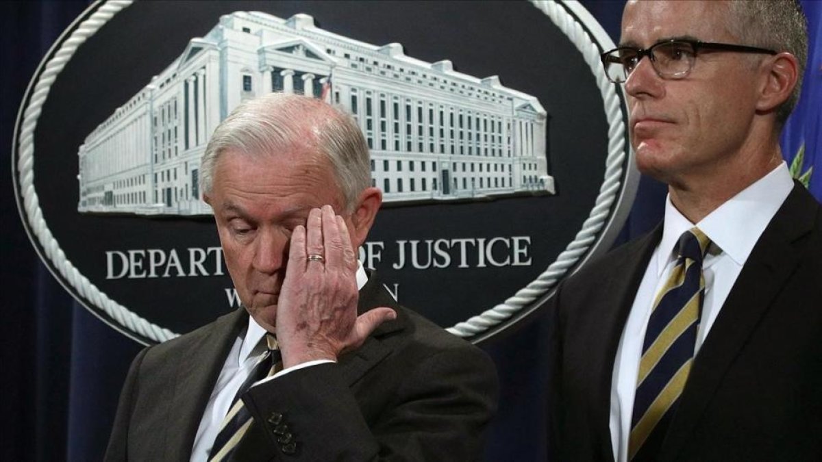 Sessions (izquierda) y McCabe, durante una conferencia de prensa en el Departamento de Justicia, el 12 de julio del 2017.-/ AFP / ALEX WONG