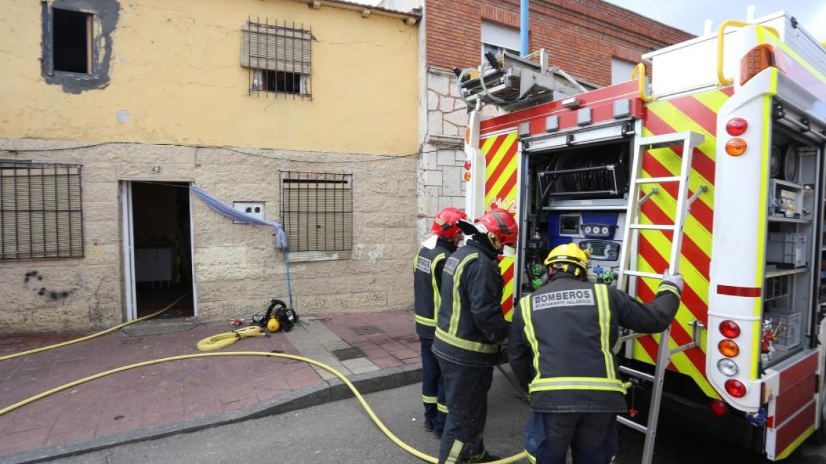 Incendio en la calle Tierra del Pan en el el barrio de España en Valladolid-ICAL