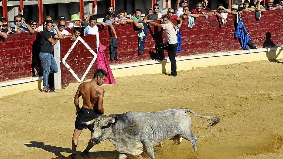 Un joven realiza un corte durante las fiestas de Medina en una foto de archivo.-S.G.C.