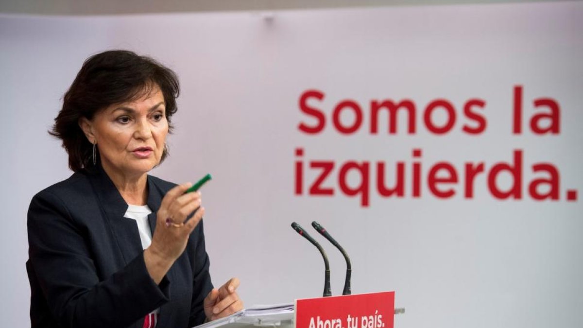 La secretaria de Igualdad del PSOE Carmen Calvo durante la rueda de prensa.-LUCA PIERGIOVANNI (EFE)