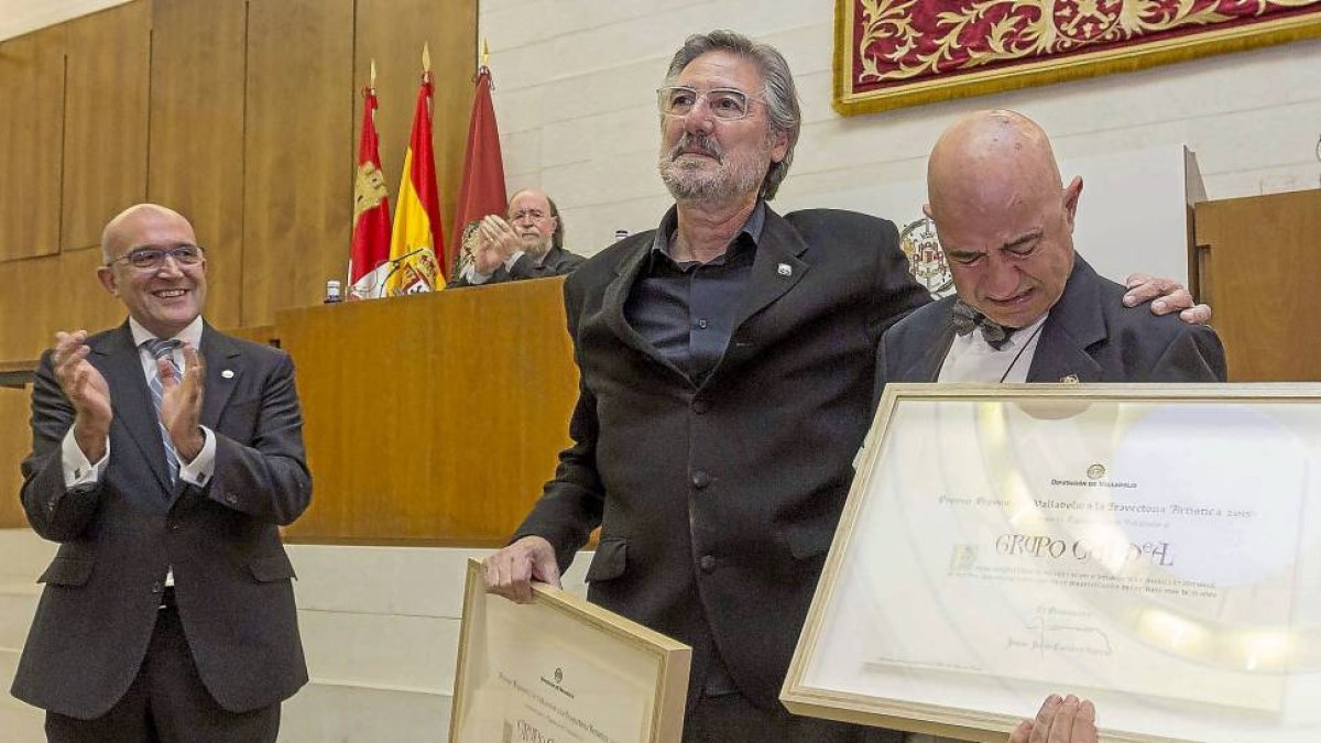 Félix Pérez recibe emocionado el premio con el abrazo de su compañero José Antonio Ortega ayer, mientras Jesús Julio Carnero aplaude a su derecha y Joaquín Díaz también, arriba-Ical